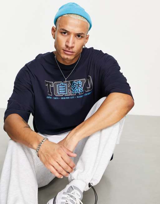 ASOS DESIGN – Oversized-T-Shirt in Marineblau mit „Tokyo”-Cityprint in mehrlagiger Optik