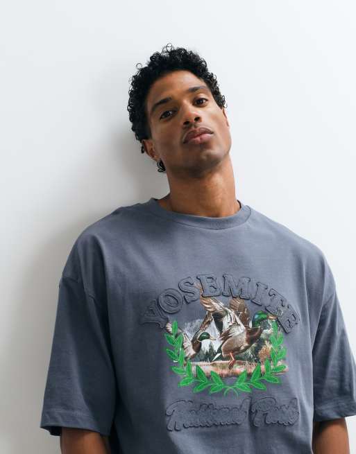 ASOS DESIGN oversized T-shirt med broderet applikation og grafisk motiv i charcoal, 2 af 5