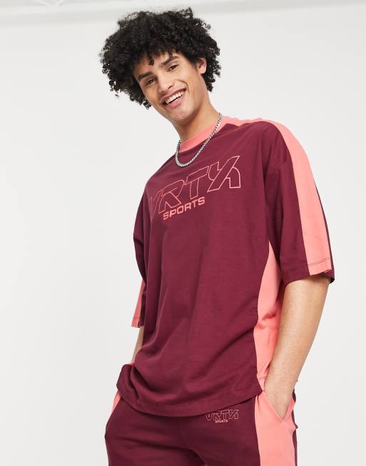 ASOS DESIGN - Oversized T-shirt med collegeprint og bordeaux og pink farveblokke - Del af sæt