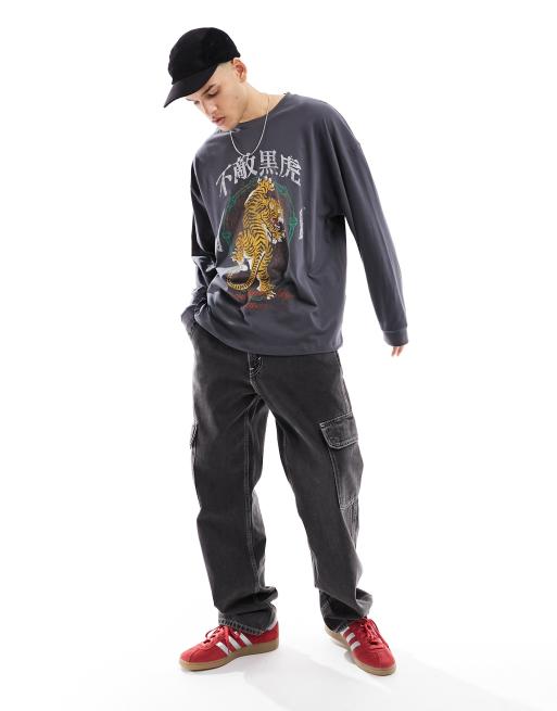 ASOS DESIGN - Oversized T-shirt med lange ærmer og souvenir- og tigerprint foran i sort, 2 af 4