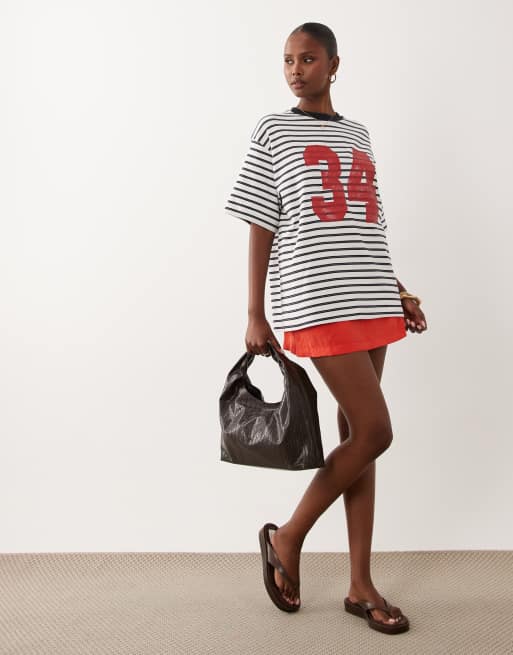 ASOS DESIGN oversized T-shirt met 34 varsity contrast graphic in marineblauwe streep, 2 van 5
