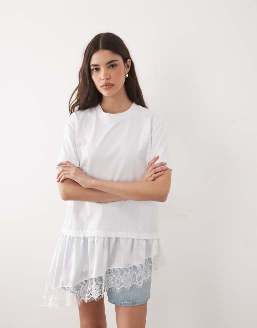 ASOS DESIGN - Oversized T-shirt met asymmetrische zoom van kant en satijn in wit, 3 van 4