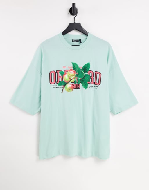 ASOS DESIGN - Oversized T-shirt met fruit- en collegestijl tekstprint in lichtblauw