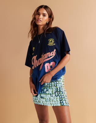 ASOS DESIGN - Oversized T-shirt met geborduurde voetbalafbeelding uit Thailand - view 1