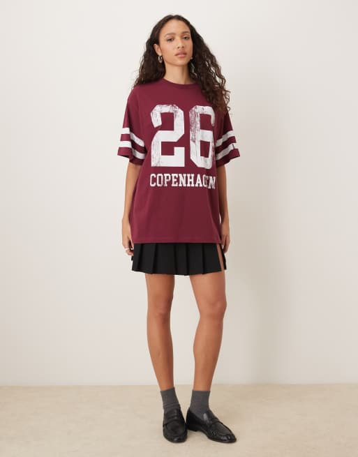 ASOS DESIGN - Oversized T-shirt met grafische varsity Copenhagen-print in bordeauxrood, 2 van 4