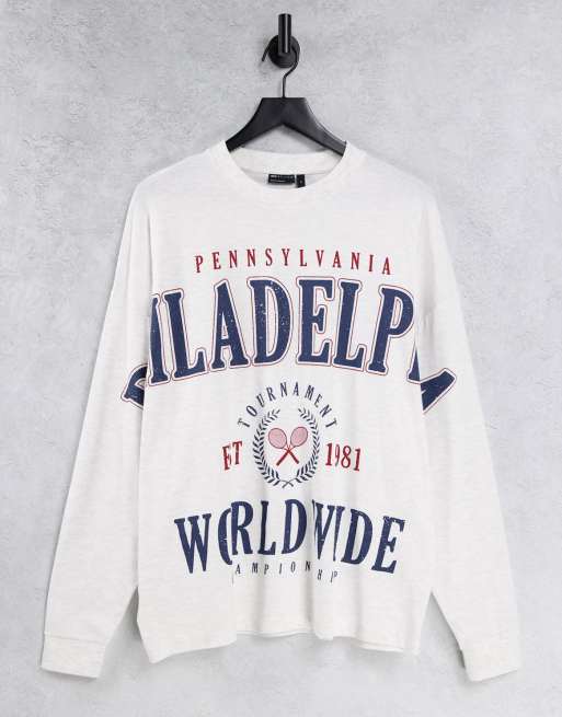 ASOS DESIGN - Oversized T-shirt met lange mouwen en 'Philadelphia' print in collegestijl in gemêleerd beige