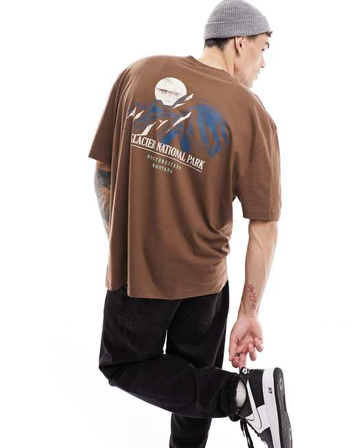 ASOS DESIGN - Oversized T-shirt met outdoorprint op de rug in bruin