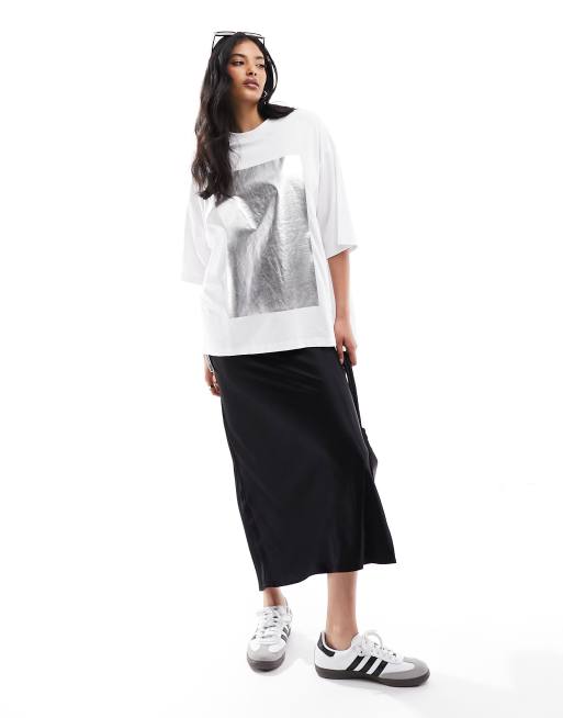 ASOS DESIGN - Oversized T-shirt met paneel met zilverfolie-print in wit, 2 van 4