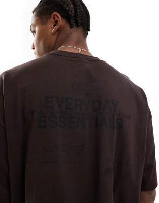 ASOS DESIGN - Oversized T-shirt met tekstprint op de achterkant in donkerbruin