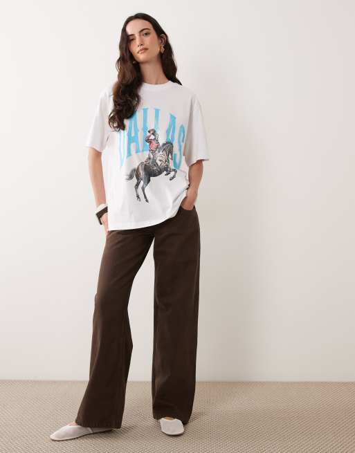 ASOS DESIGN Oversized-T-Shirt mit Dallas-Rodeo-Print in Weiß, 2 von 4