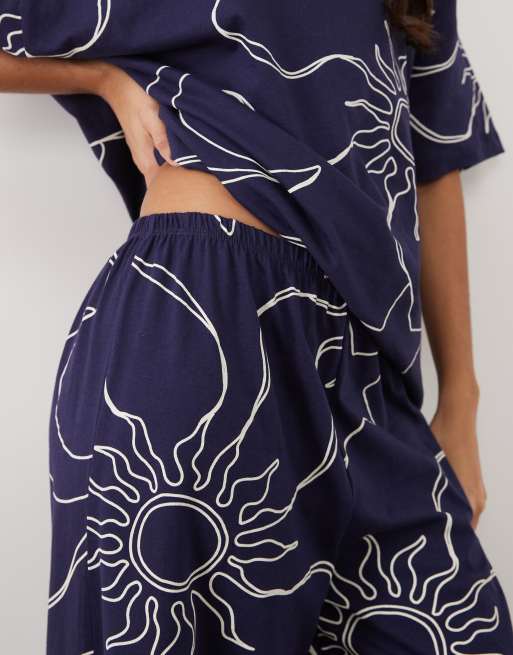 ASOS DESIGN oversized T-shirt og pyjamassæt med bukser med brede ben i måne- og stjerneprint, 3 af 4