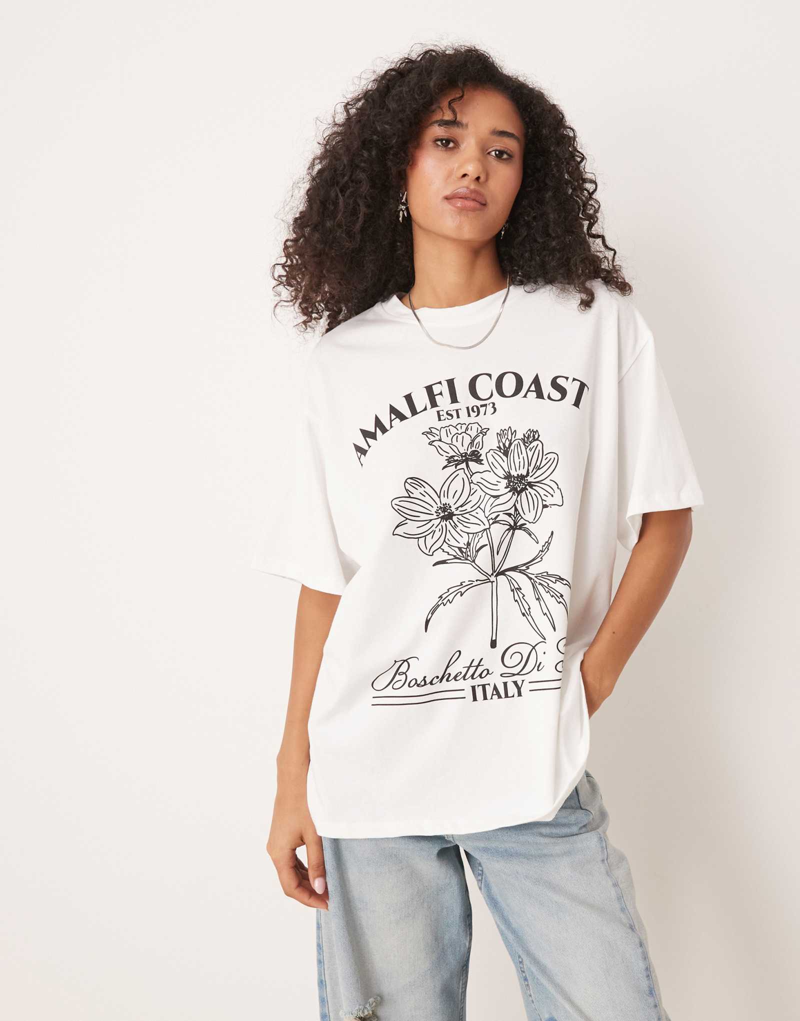 ДИЗАЙНЕРСКАЯ футболка оверсайз от ASOS с изображением побережья Амальфи белого цвета