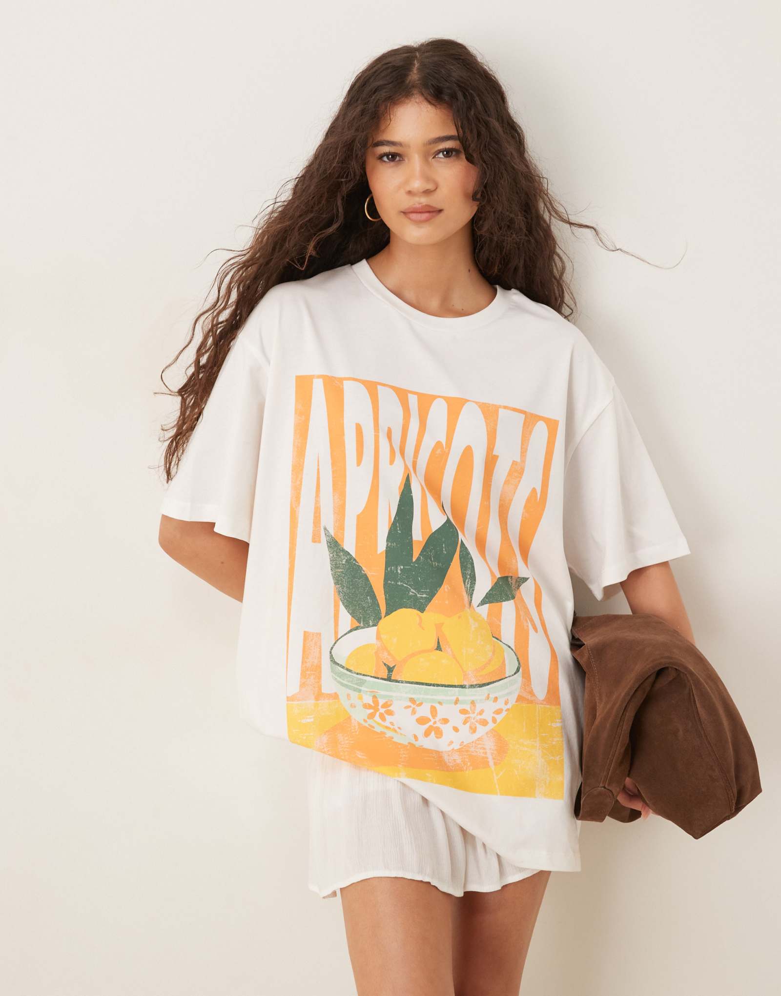 ДИЗАЙНЕРСКАЯ футболка оверсайз от ASOS с рисунком абрикосовых фруктов кремового цвета