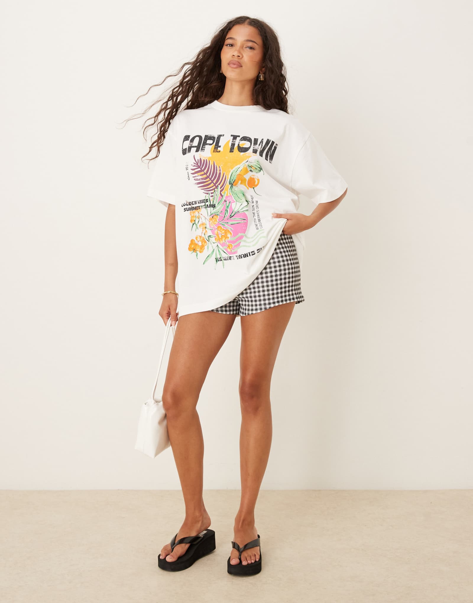 ДИЗАЙНЕРСКАЯ футболка оверсайз от ASOS с изображением Кейптауна кремового цвета