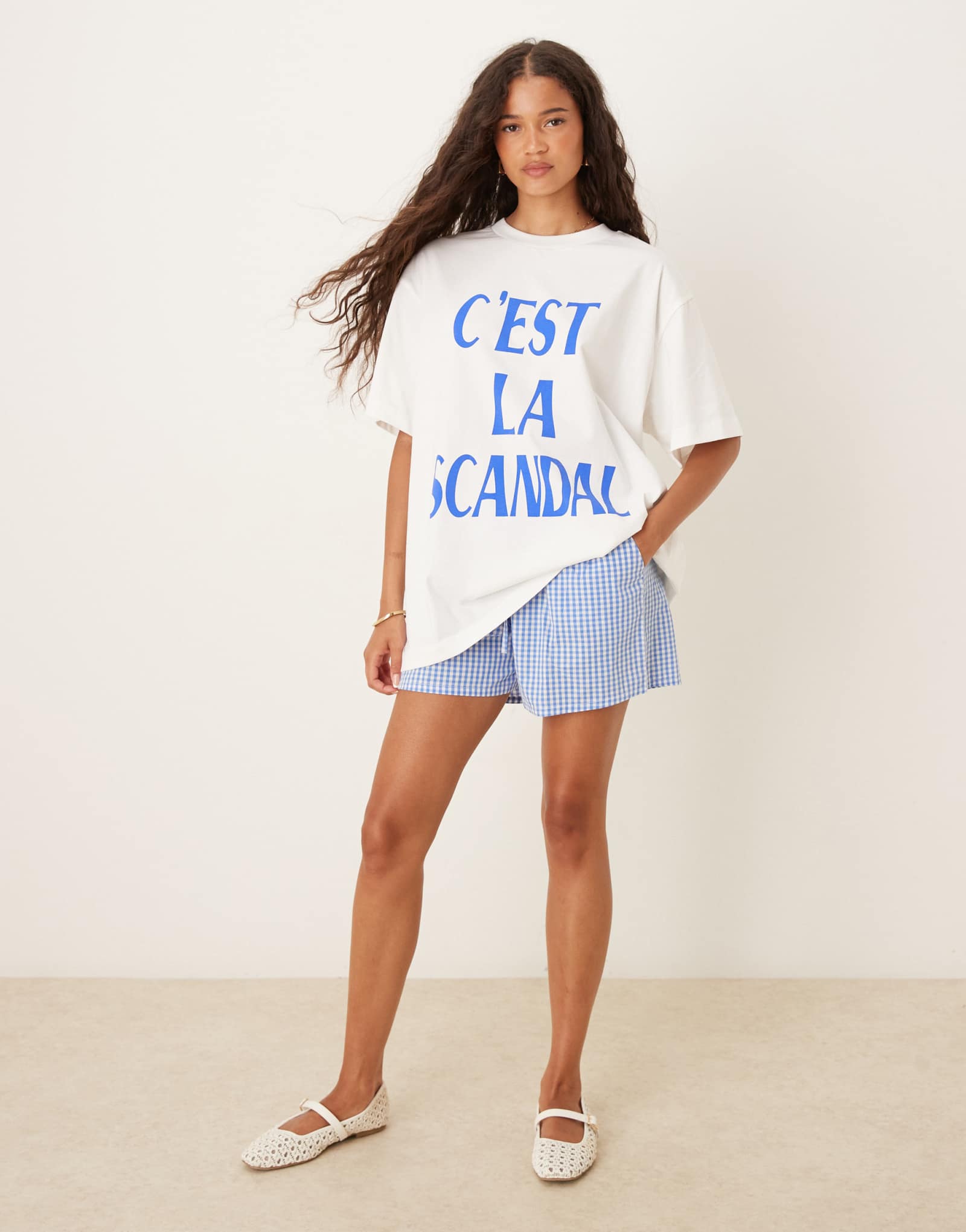ДИЗАЙНЕРСКАЯ футболка оверсайз от ASOS с рисунком c'est la scandal кремового цвета