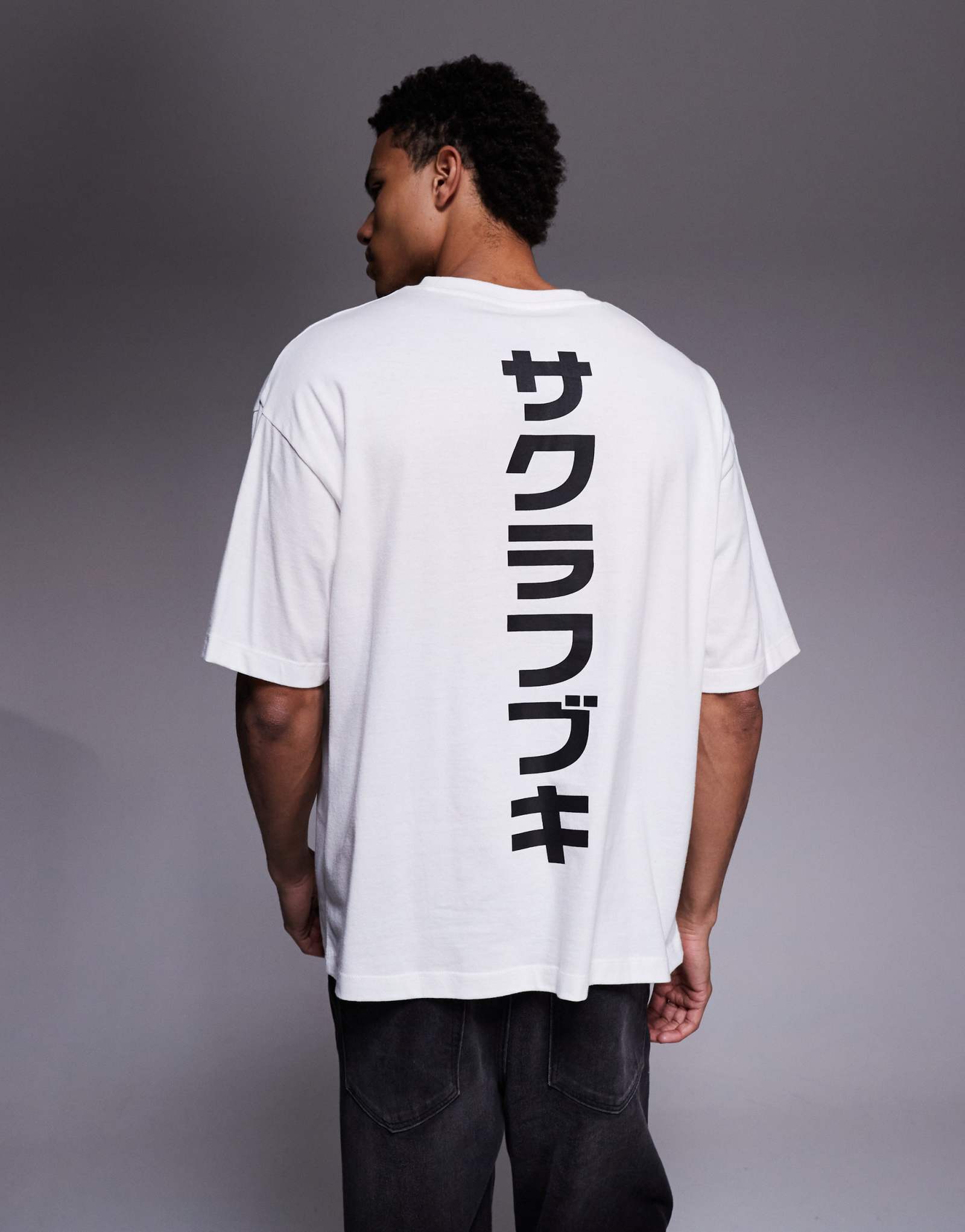 ДИЗАЙНЕРСКАЯ футболка оверсайз от ASOS с изображением груди и позвоночника белого цвета