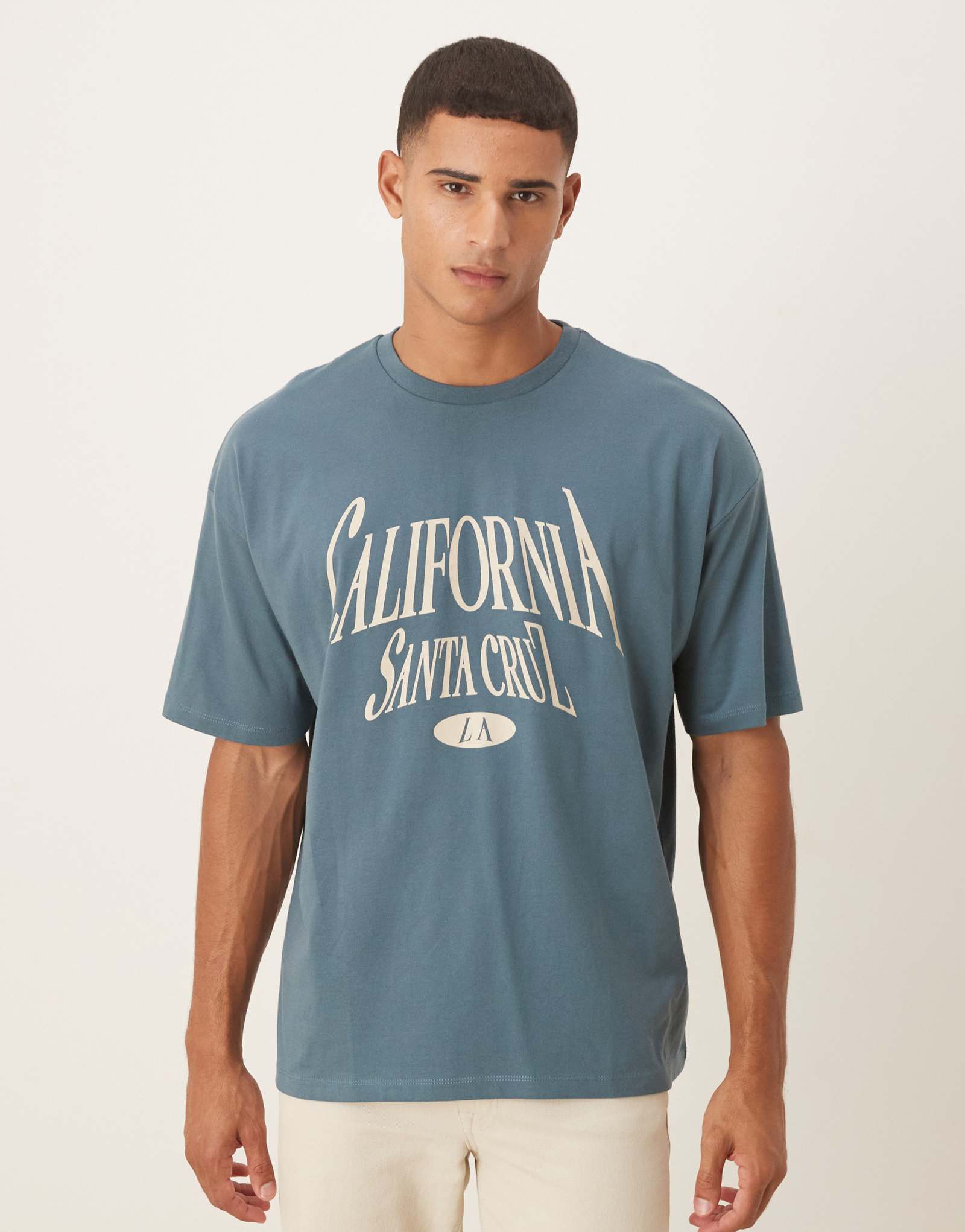 ДИЗАЙНЕРСКАЯ футболка оверсайз от ASOS с изображением города темно-серого цвета