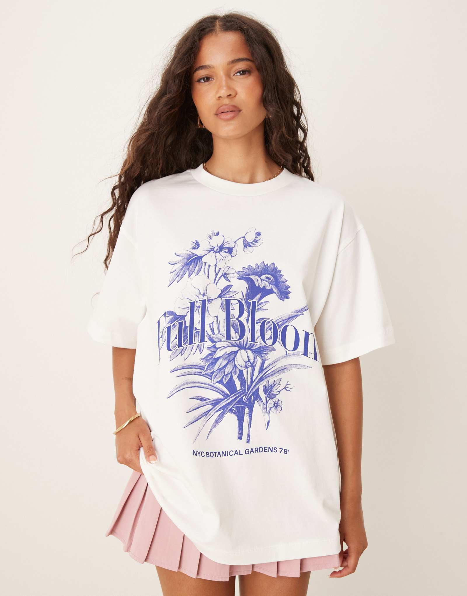 ДИЗАЙНЕРСКАЯ футболка оверсайз от ASOS с цветочным рисунком кремового цвета