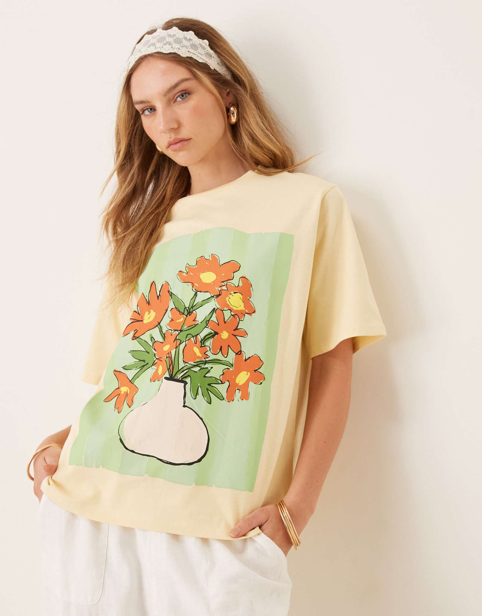 ДИЗАЙНЕРСКАЯ футболка оверсайз от ASOS с изображением цветочной вазы в молочном цвете