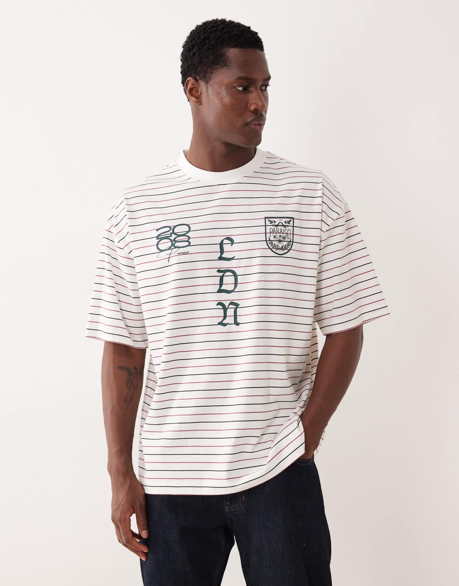 ДИЗАЙНЕРСКАЯ футболка оверсайз от ASOS с графикой в кремовую полоску