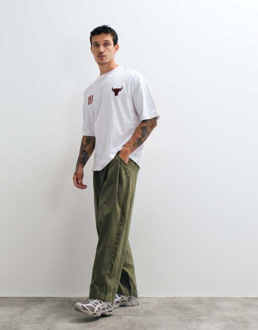 ASOS DESIGN oversized t-shirt with NBA Chicago bulls print in white, 2 of 5