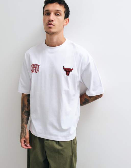 ASOS DESIGN oversized t-shirt with NBA Chicago bulls print in white, 3 of 5