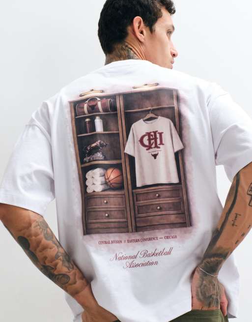 ASOS DESIGN oversized t-shirt with NBA Chicago bulls print in white, 4 of 5