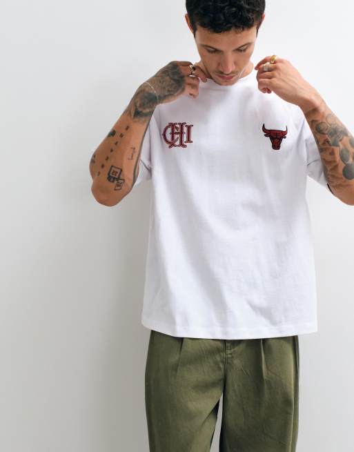 ASOS DESIGN oversized t-shirt with NBA Chicago bulls print in white, 5 of 5