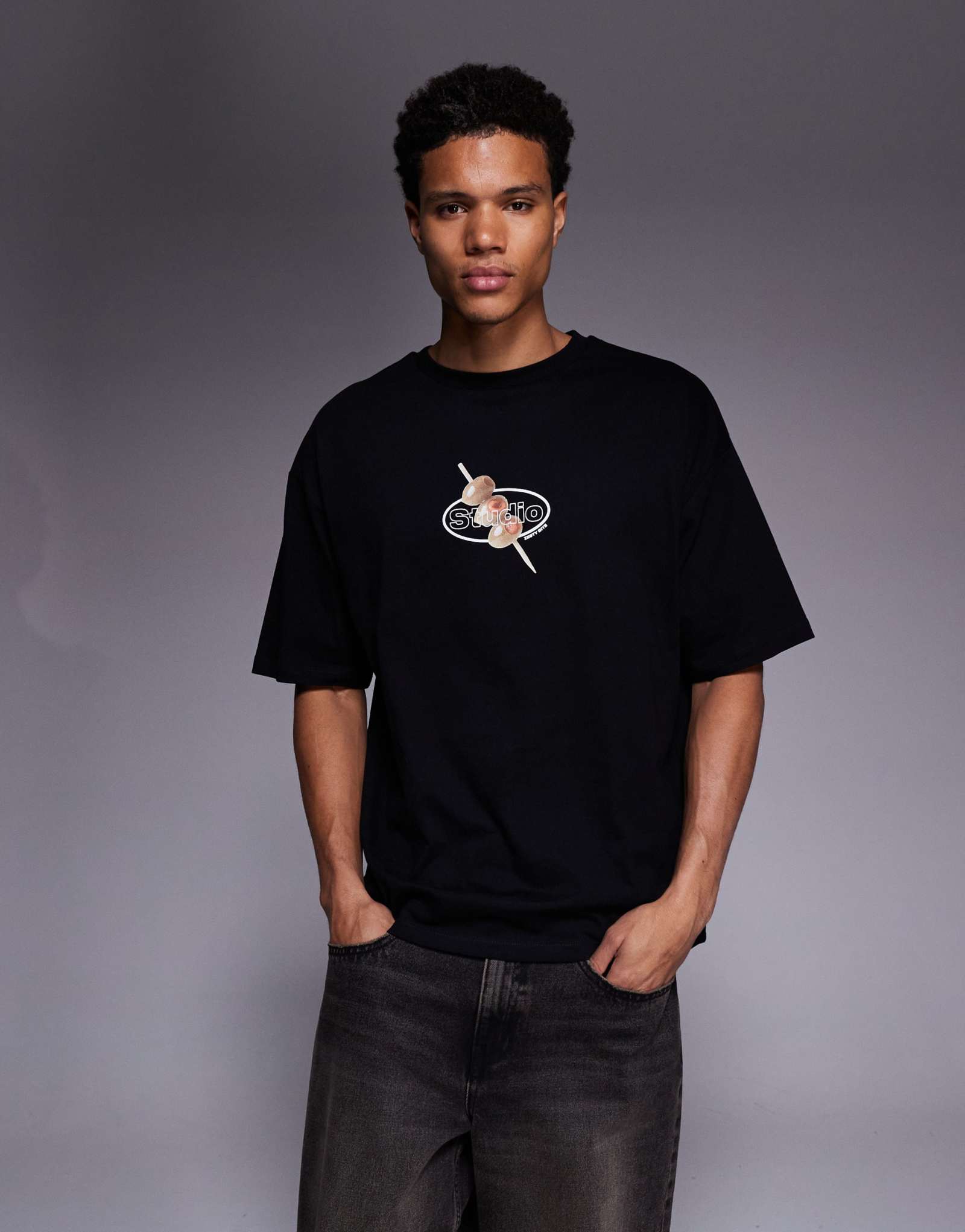 ДИЗАЙНЕРСКАЯ футболка оверсайз от ASOS с оливковым рисунком черного цвета