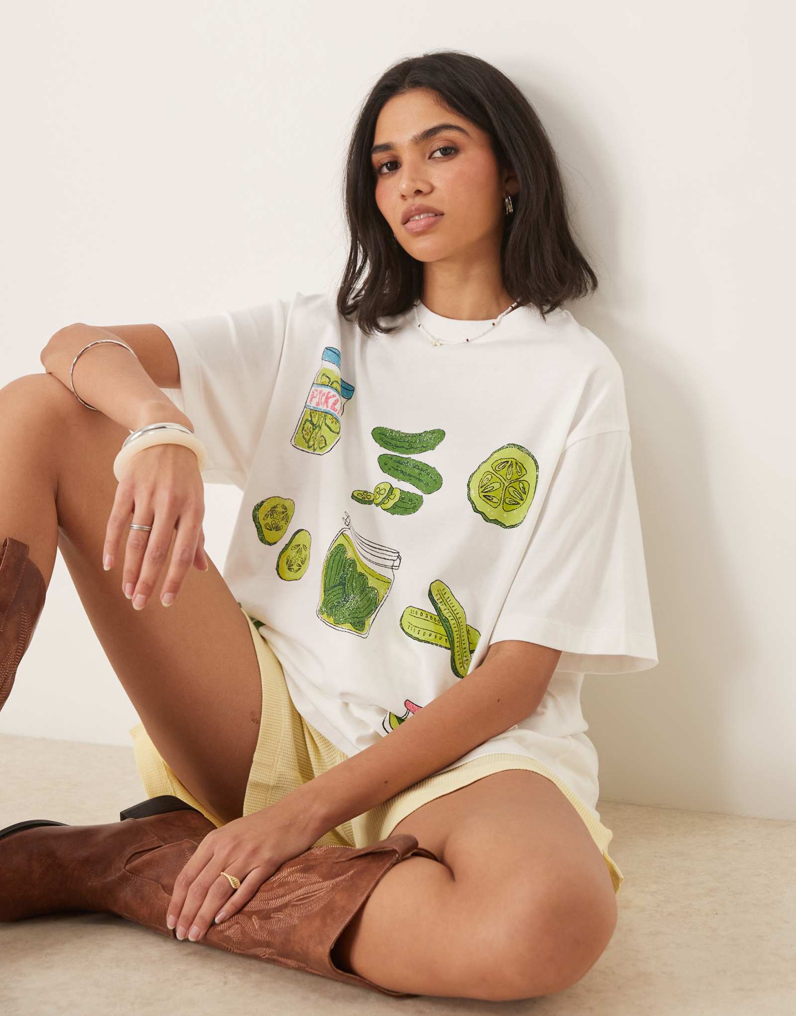 ДИЗАЙНЕРСКАЯ футболка оверсайз от ASOS с изображением соленых огурцов белого цвета