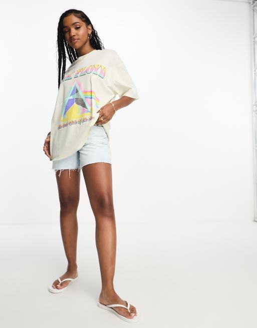 https://images.asos-media.com/products/asos-design-oversized-t-shirt-with-pink-floyd-license-graphic-in-cream/204721414-3?$n_640w$&wid=513&fit=constrain