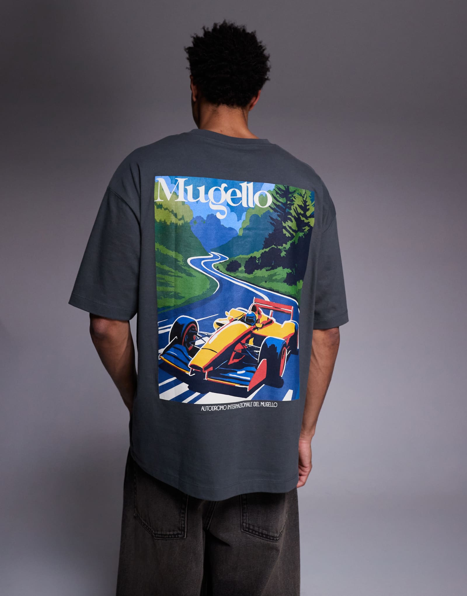 ДИЗАЙНЕРСКАЯ футболка оверсайз от ASOS с изображением гоночного автомобиля темно-серого цвета
