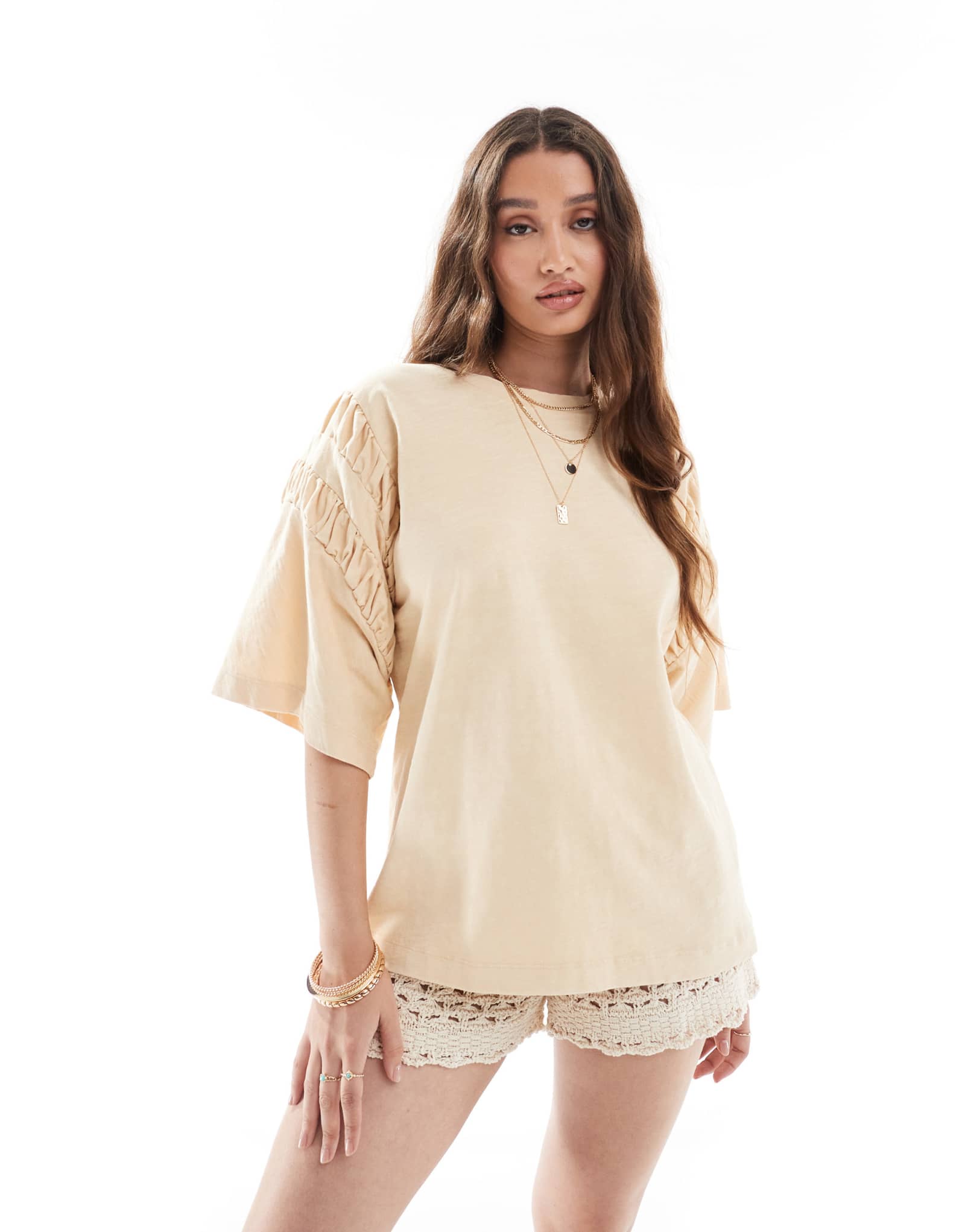 ДИЗАЙНЕРСКАЯ футболка оверсайз от ASOS с рюшами на рукавах из промытой пахты