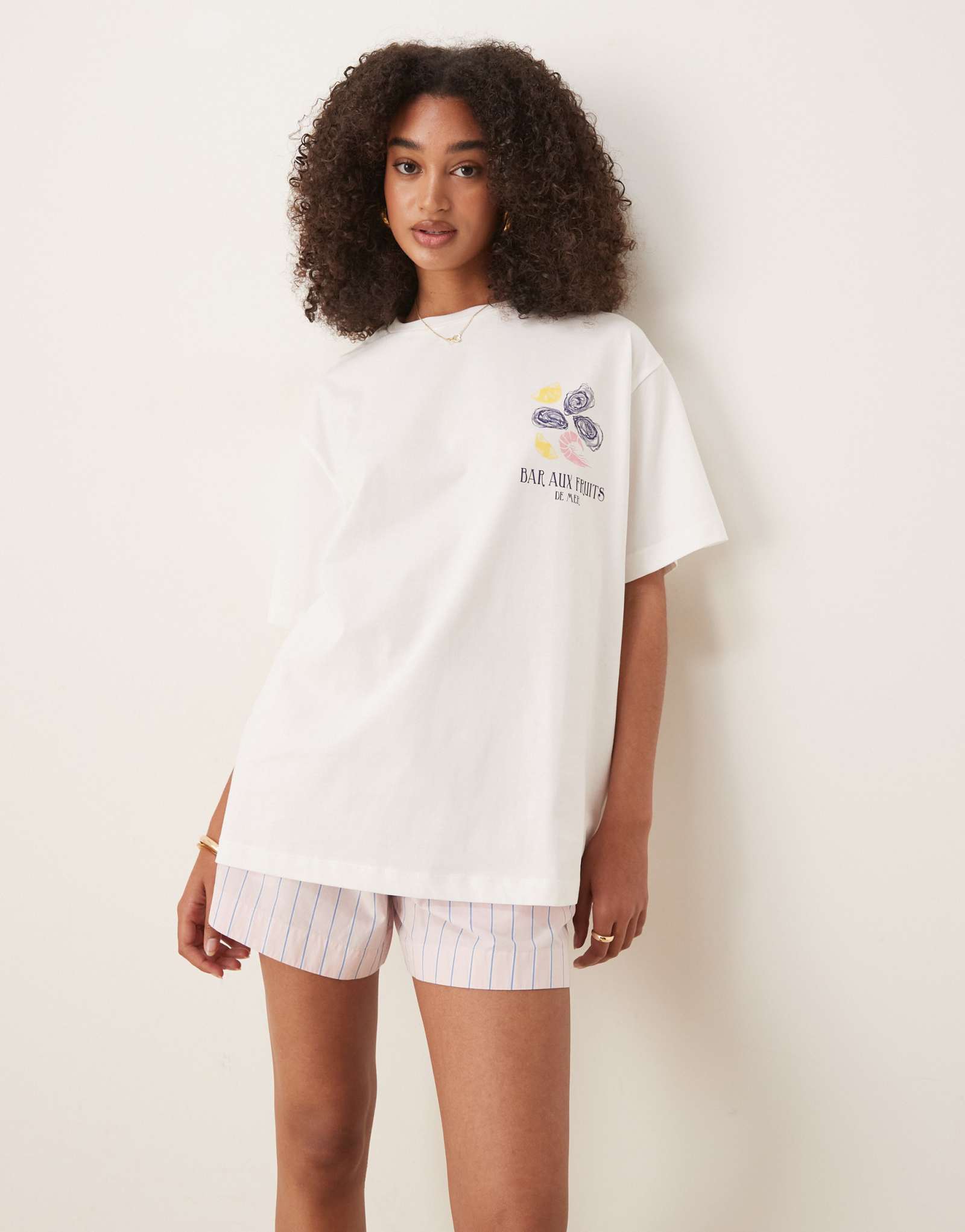 ДИЗАЙНЕРСКАЯ футболка оверсайз от ASOS с изображением морепродуктов кремового цвета