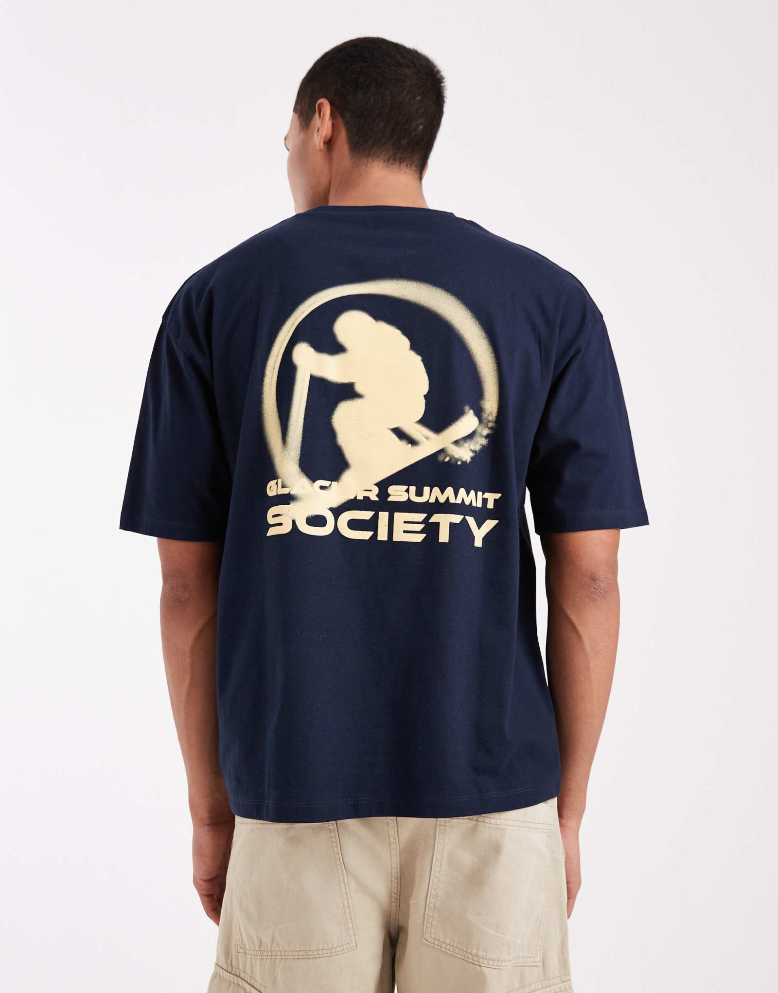 ДИЗАЙНЕРСКАЯ футболка оверсайз от ASOS с изображением лыжных видов спорта темно-синего цвета