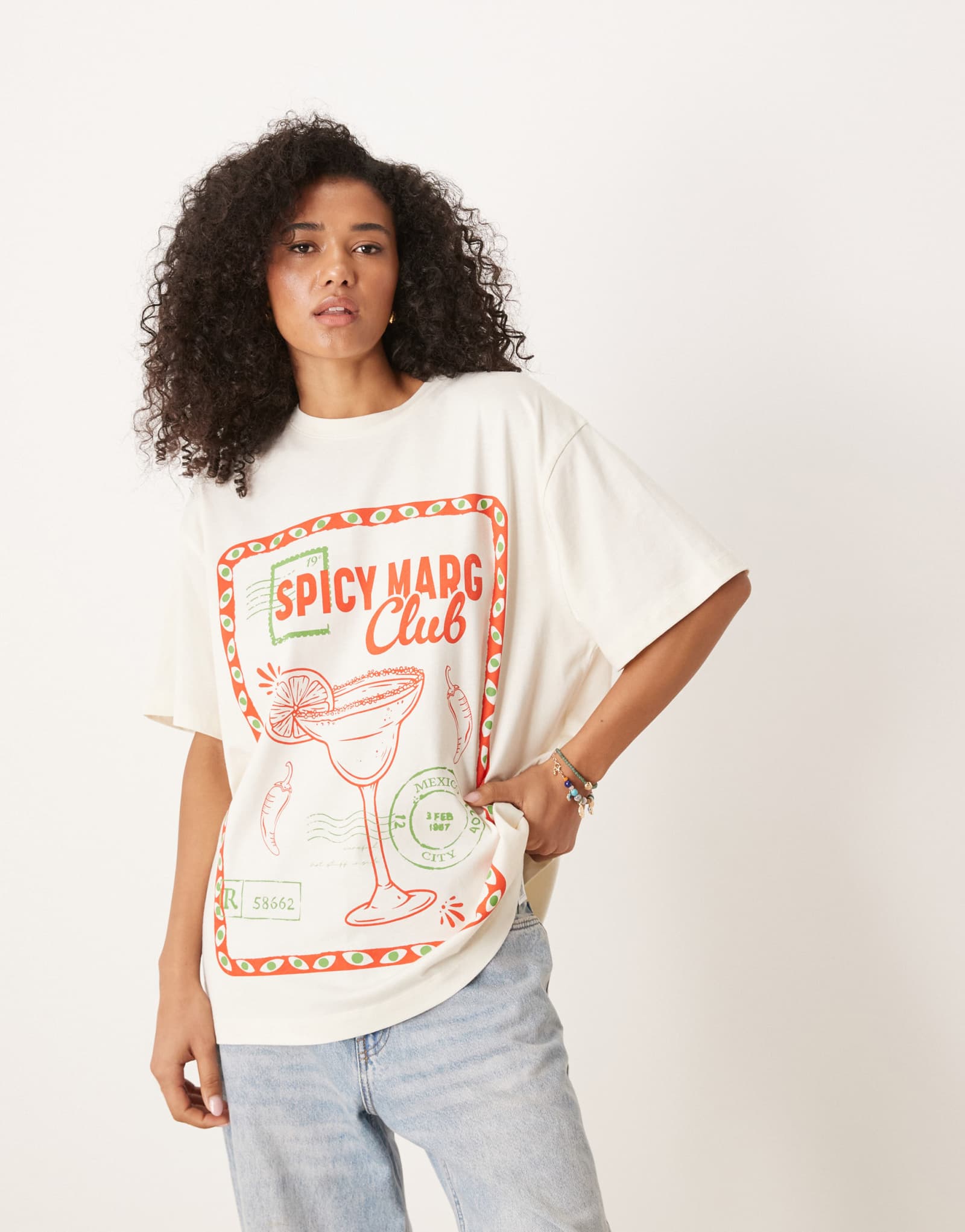 ДИЗАЙНЕРСКАЯ футболка оверсайз от ASOS с изображением пряного марга кремового цвета