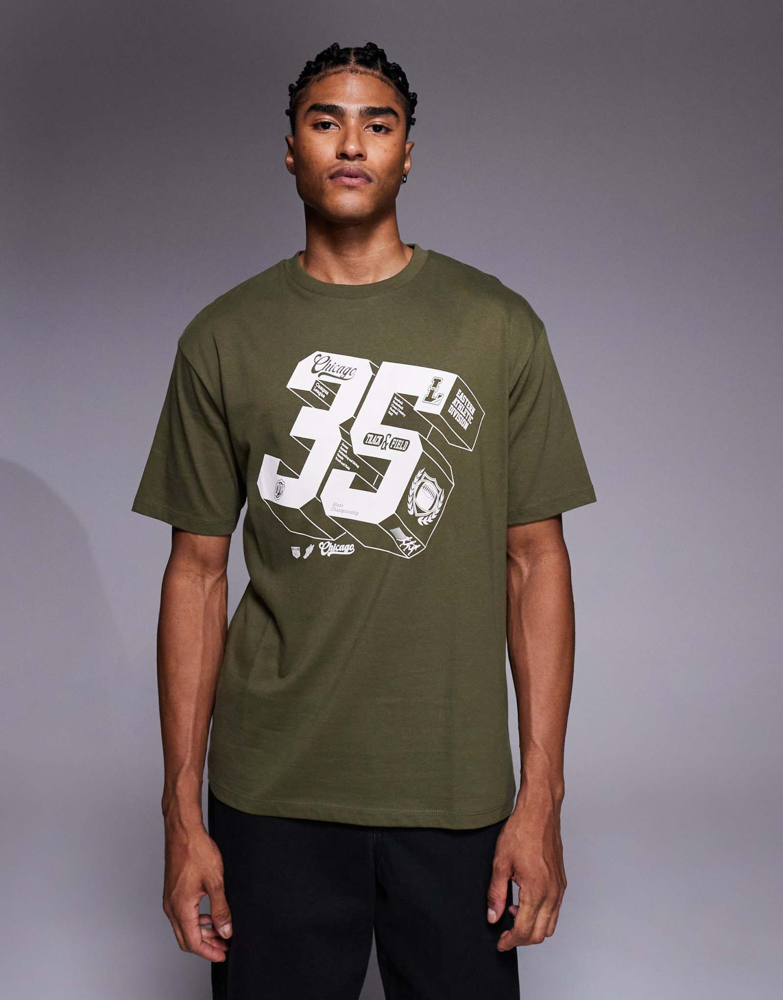 ДИЗАЙНЕРСКАЯ футболка оверсайз от ASOS со спортивной графикой темно-зеленого цвета