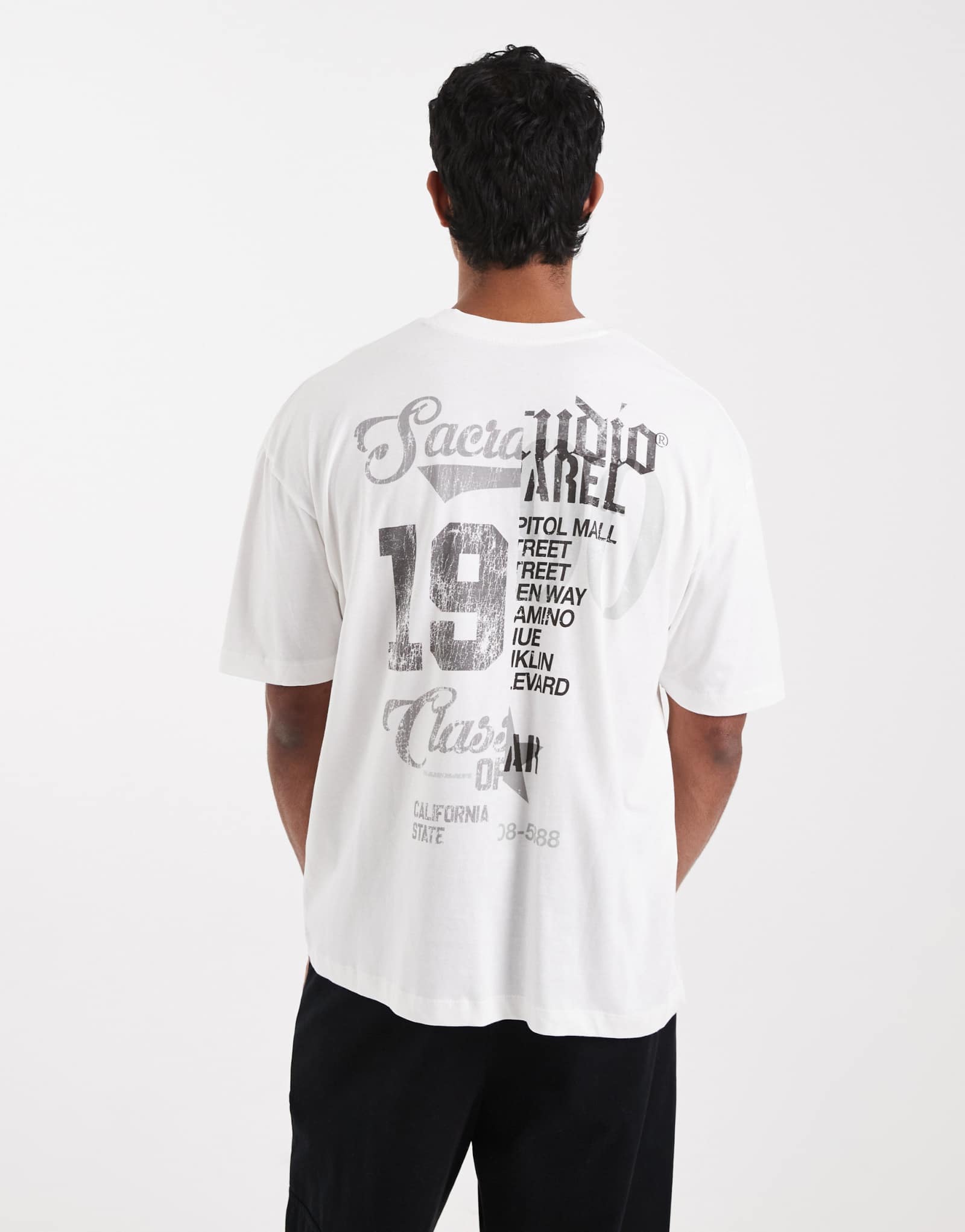 ДИЗАЙНЕРСКАЯ футболка оверсайз от ASOS с уличным рисунком белого цвета