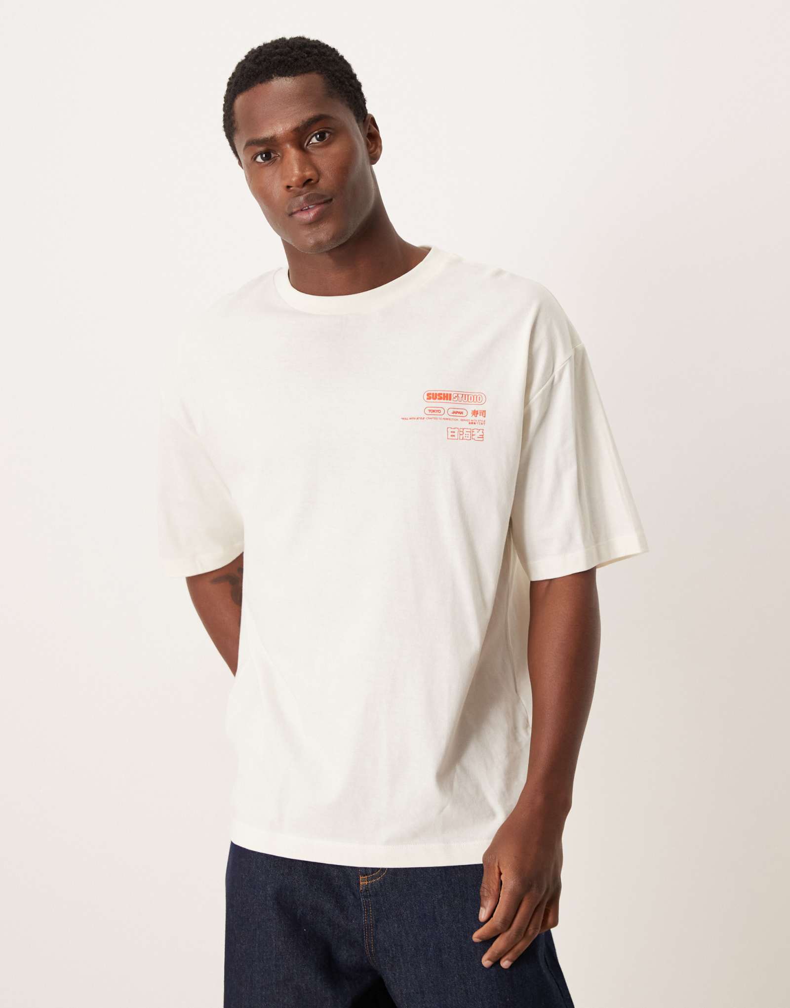 ДИЗАЙНЕРСКАЯ футболка оверсайз от ASOS с графикой sushi studio белого цвета