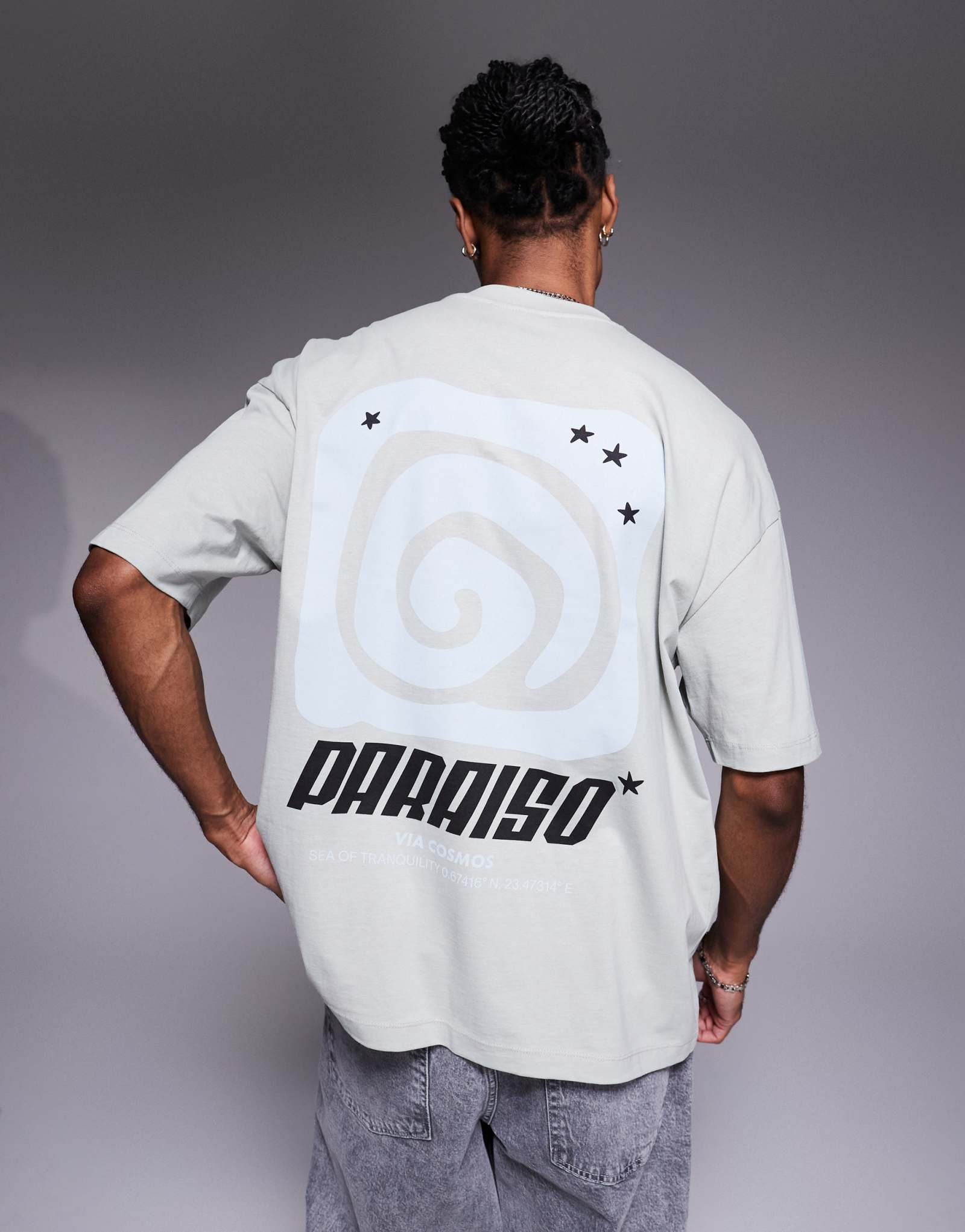 ДИЗАЙНЕРСКАЯ футболка оверсайз от ASOS с текстовым рисунком светло-серого цвета