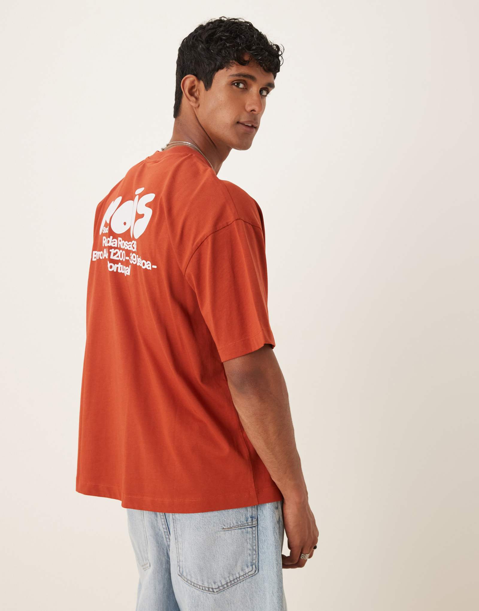 ДИЗАЙНЕРСКАЯ футболка оверсайз от ASOS с текстовым принтом оранжевого цвета 