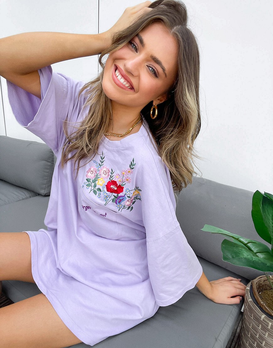 ASOS DESIGN - Oversized T-shirtjurk met borstzakje en geborduurde bloemen in lila-Paars