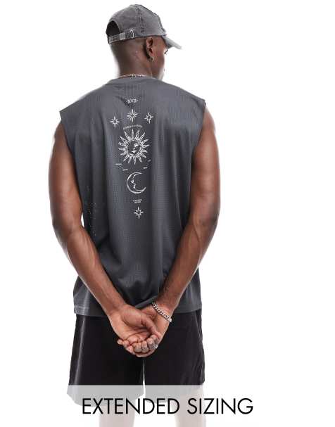ASOS DESIGN - Oversized tanktop med print på rygsøjlen i gråt sportsmesh - view 1