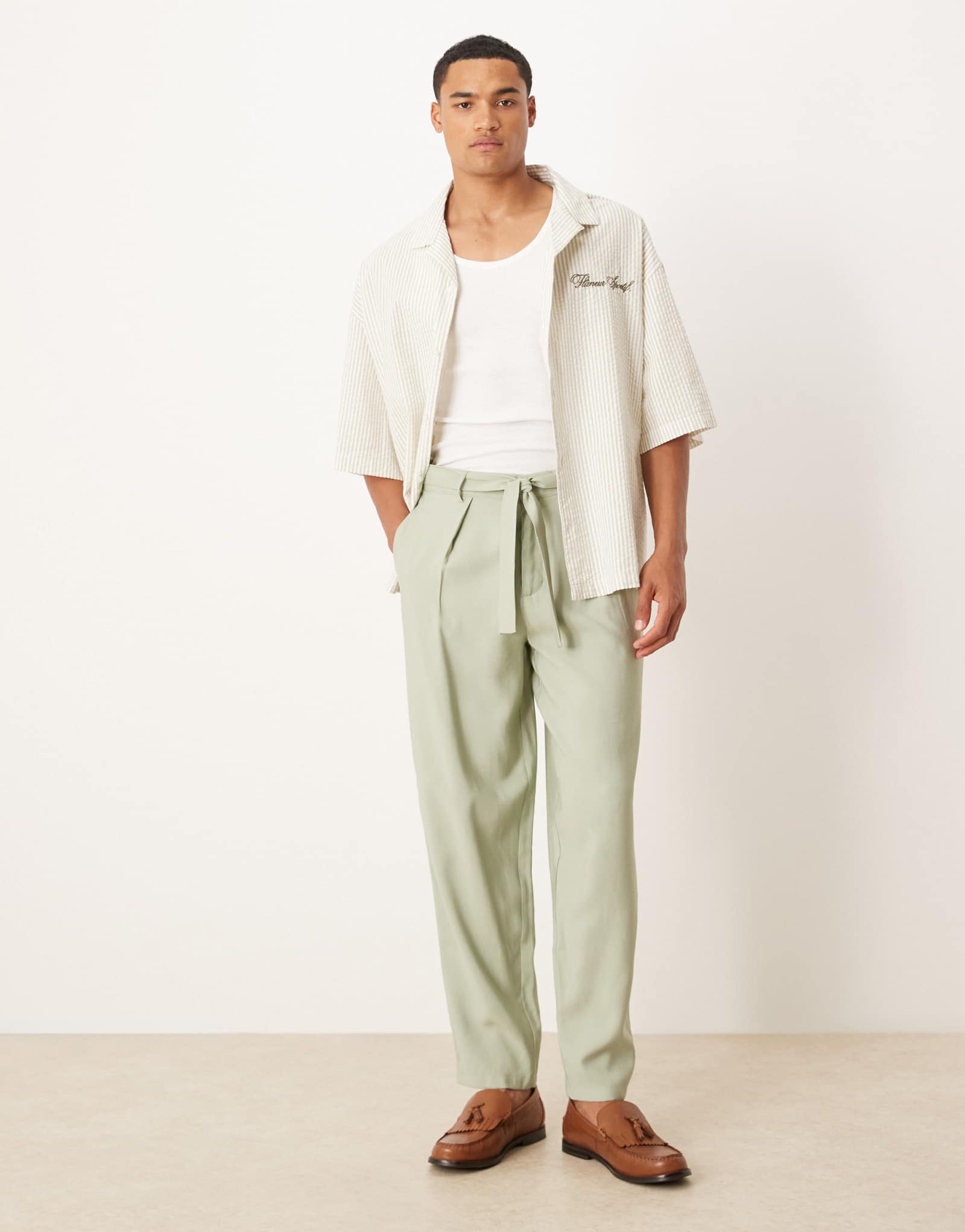 Зауженные брюки-клеш оверсайз от ASOS DESIGN с поясом зеленого цвета