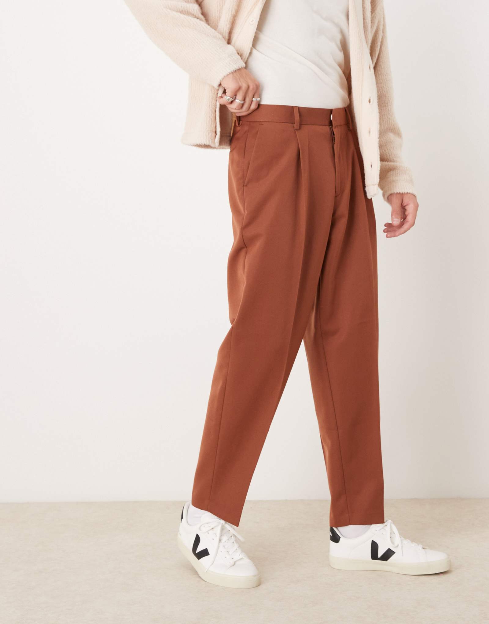 ДИЗАЙНЕРСКИЕ зауженные брюки-клеш оверсайз ASOS DESIGN со складкой спереди цвета ржавчины