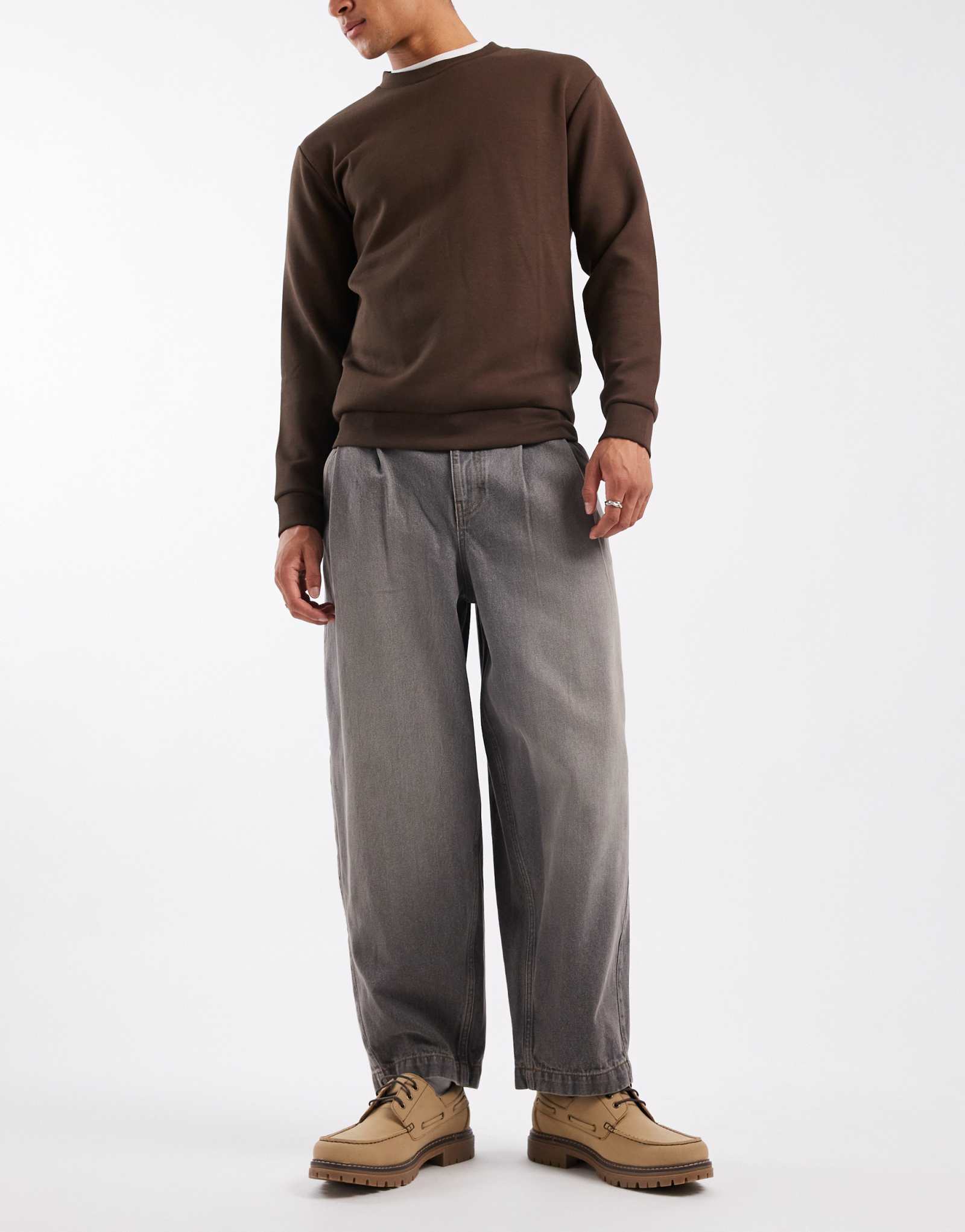 Джинсы зауженного кроя оверсайз от ASOS DESIGN серого цвета, окрашенные в стираный цвет