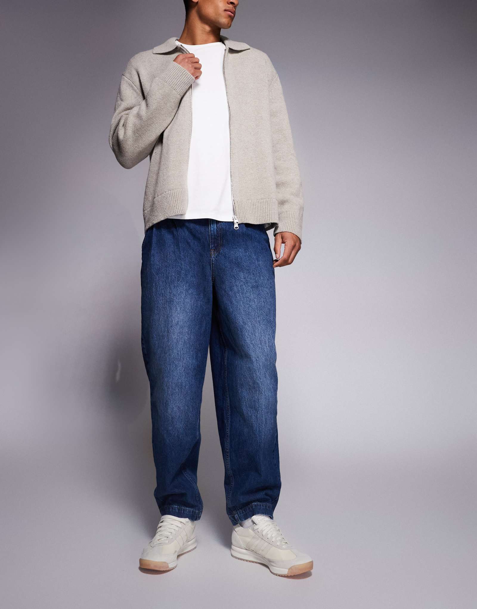 ДИЗАЙНЕРСКИЕ джинсы ASOS оверсайз зауженного кроя со складками темного цвета, выполненные в стирке