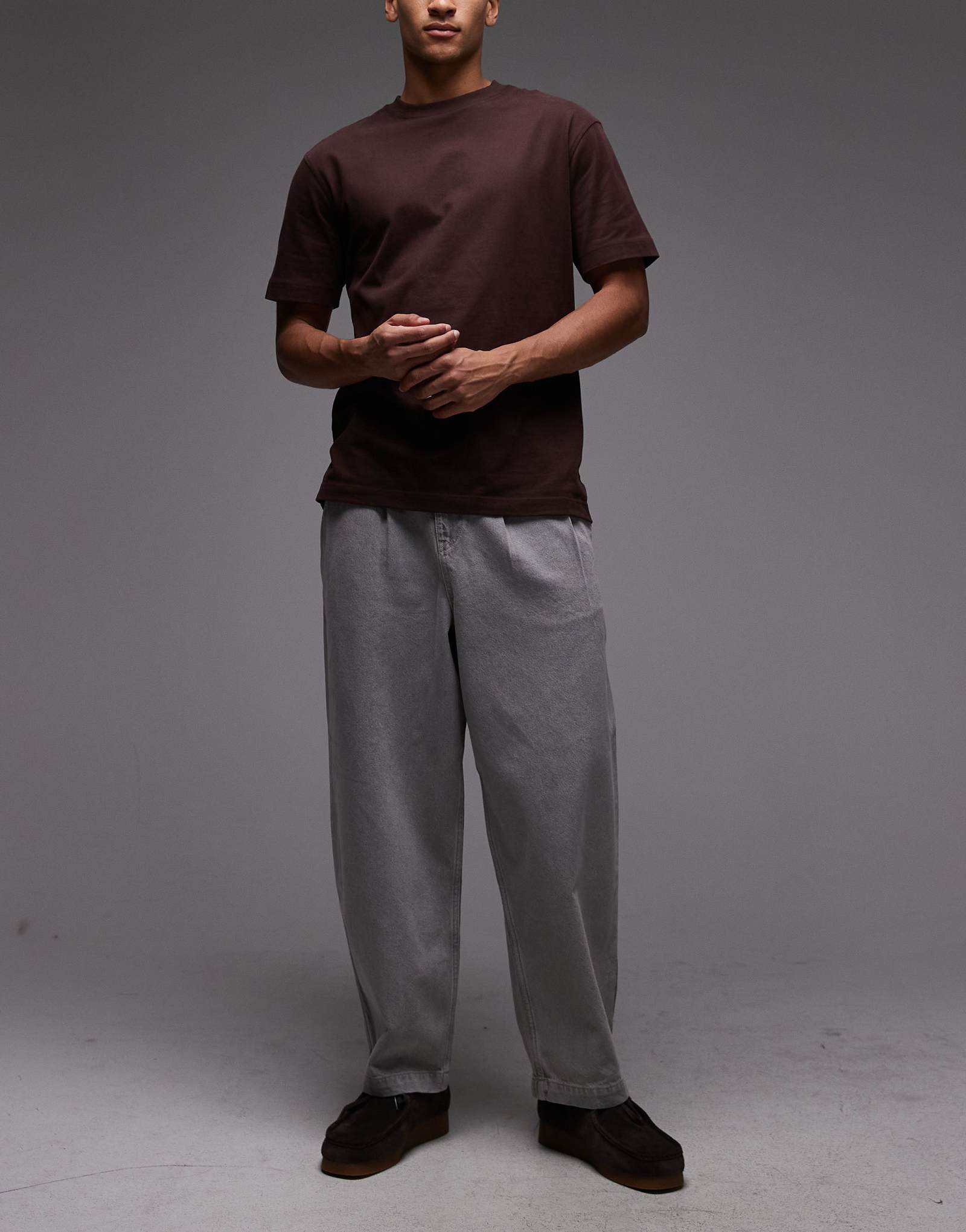 ДИЗАЙНЕРСКИЕ зауженные джинсы оверсайз от ASOS темно-коричневого цвета с тонировкой