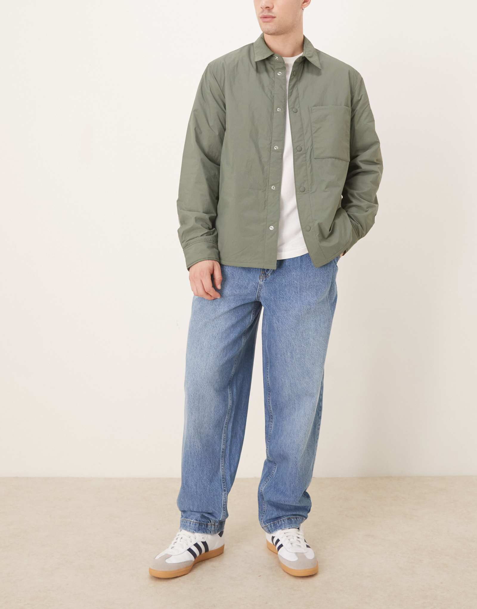 Зауженные джинсы оверсайз от ASOS DESIGN с плиссированными деталями из джинсовой ткани среднего размера синего цвета