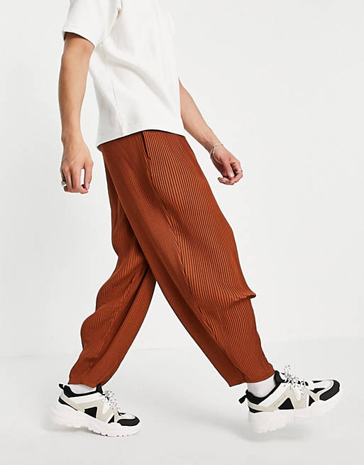 Men oversized tapered smart trouser in rust plisse with elasticated waist 
